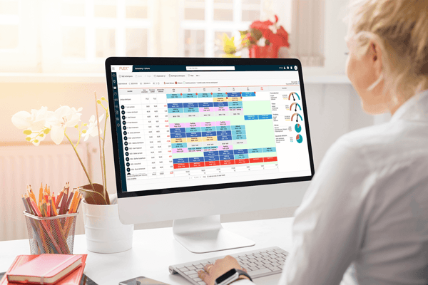Kvinna framför datorskärm