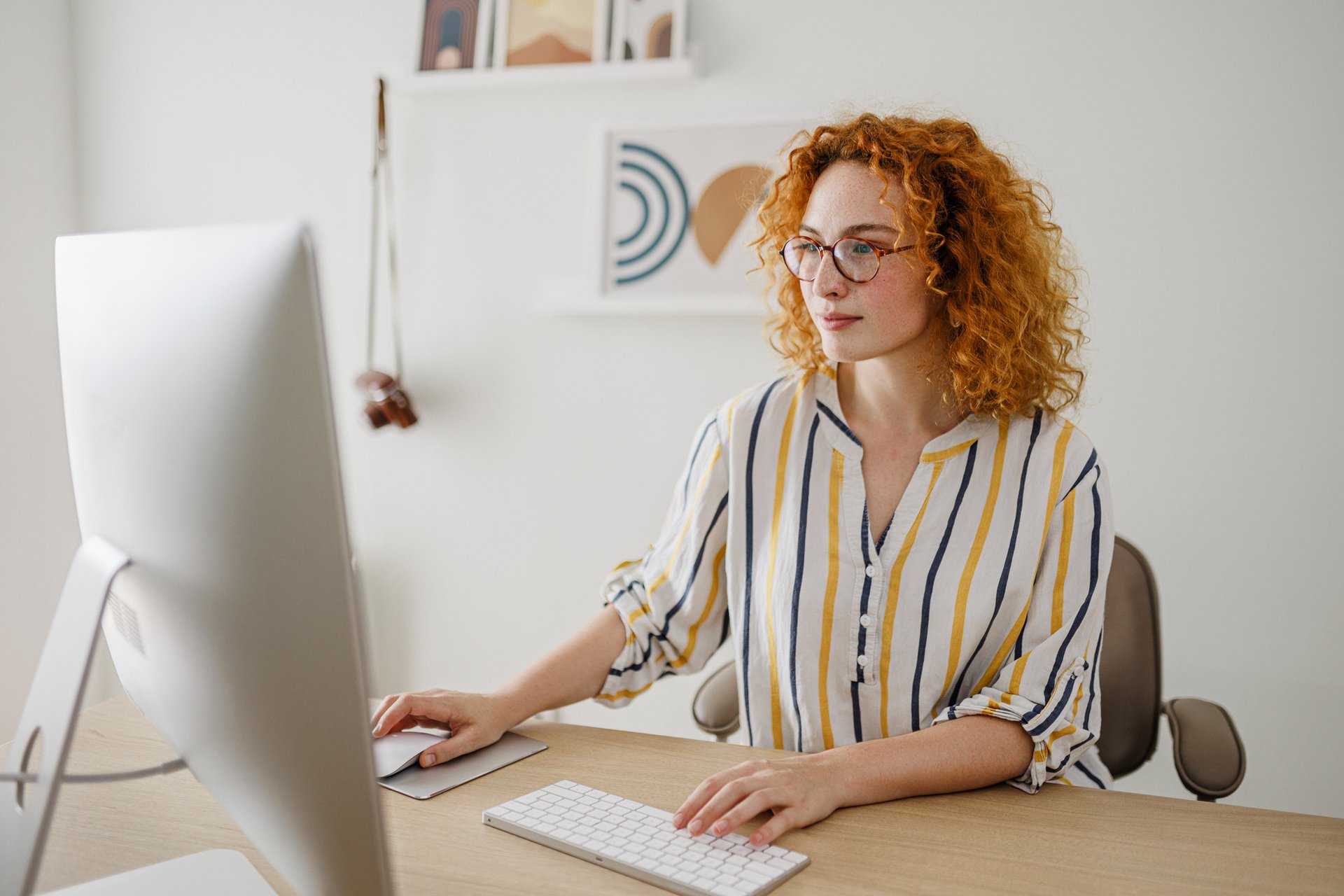 Ung kvinna arbetar vid dator.