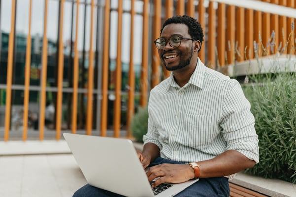 Man som arbetar med lön och HR vid laptop.