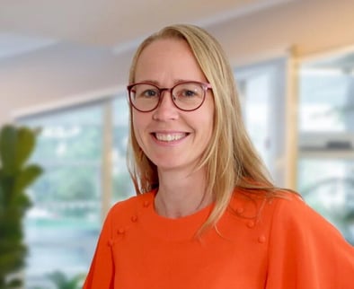 linda-med-bakgrund_besk